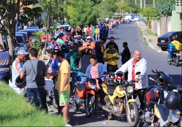 Motoristas tentam abastecer veículos em Teresina