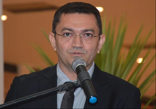 Padre Walmir celebra contrato sem licitação