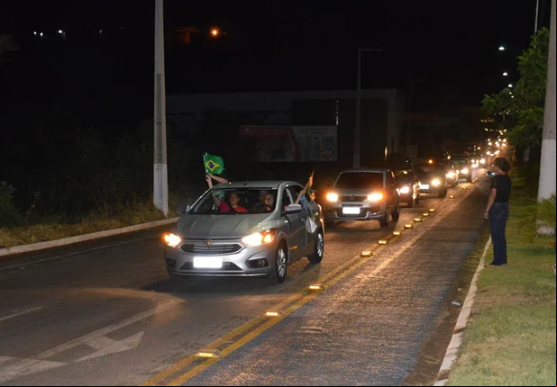 Apoiadores de Jair Bolsonaro realizam carreata em Picos