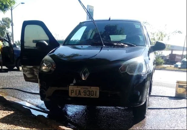 A família teve seu veículo modelo Renault Clio tomado de assalto