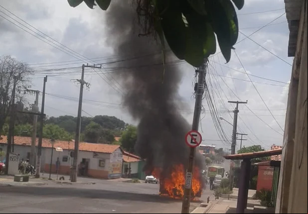 Carro pega fogo na tarde deste domingo