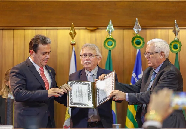 Entrega de títulos de cidadania para Henrique Pires