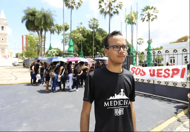 Estudantes e professores da Uespi protestam no Karnak