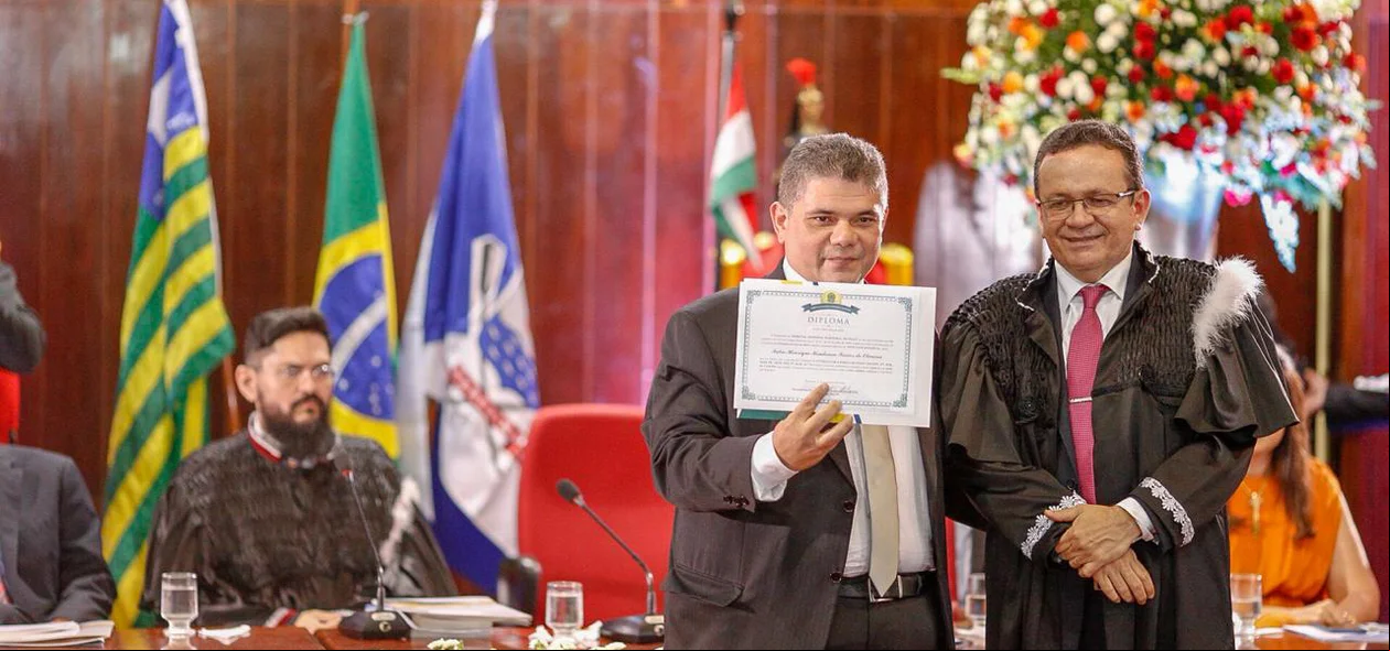 Fábio Xavier sendo diplomado