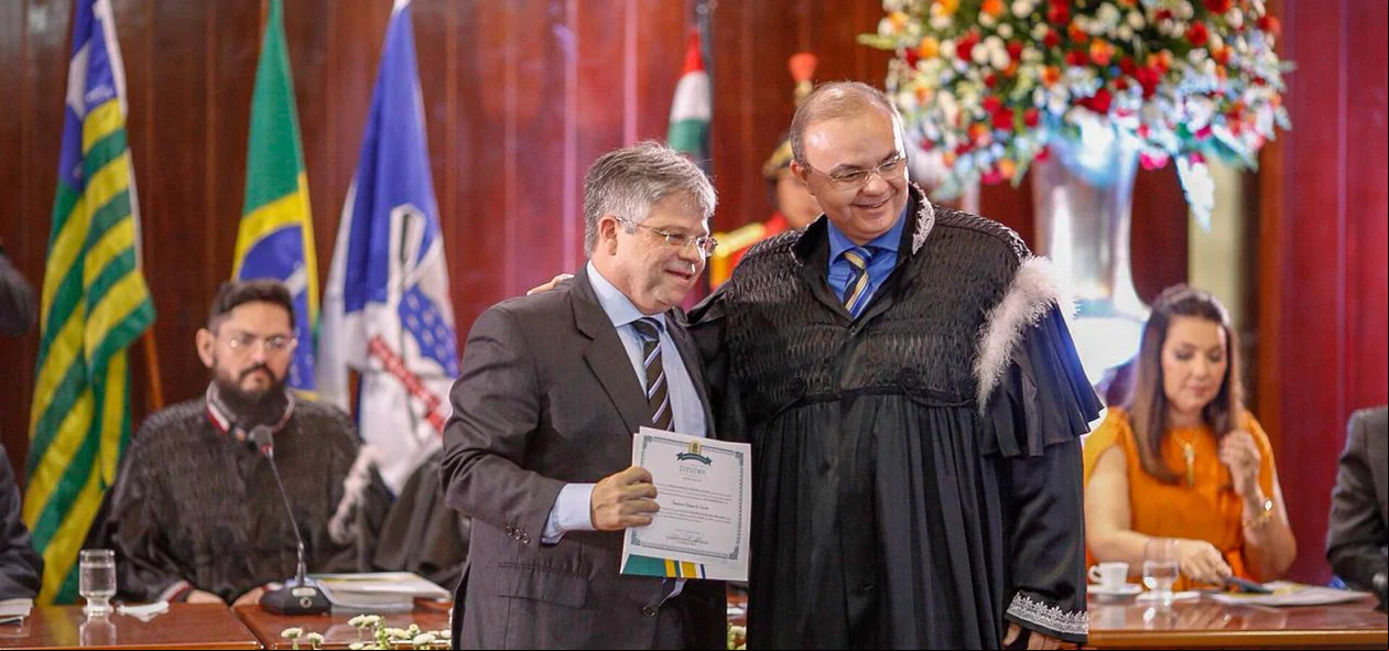 Gustavo Neiva sendo diplomado