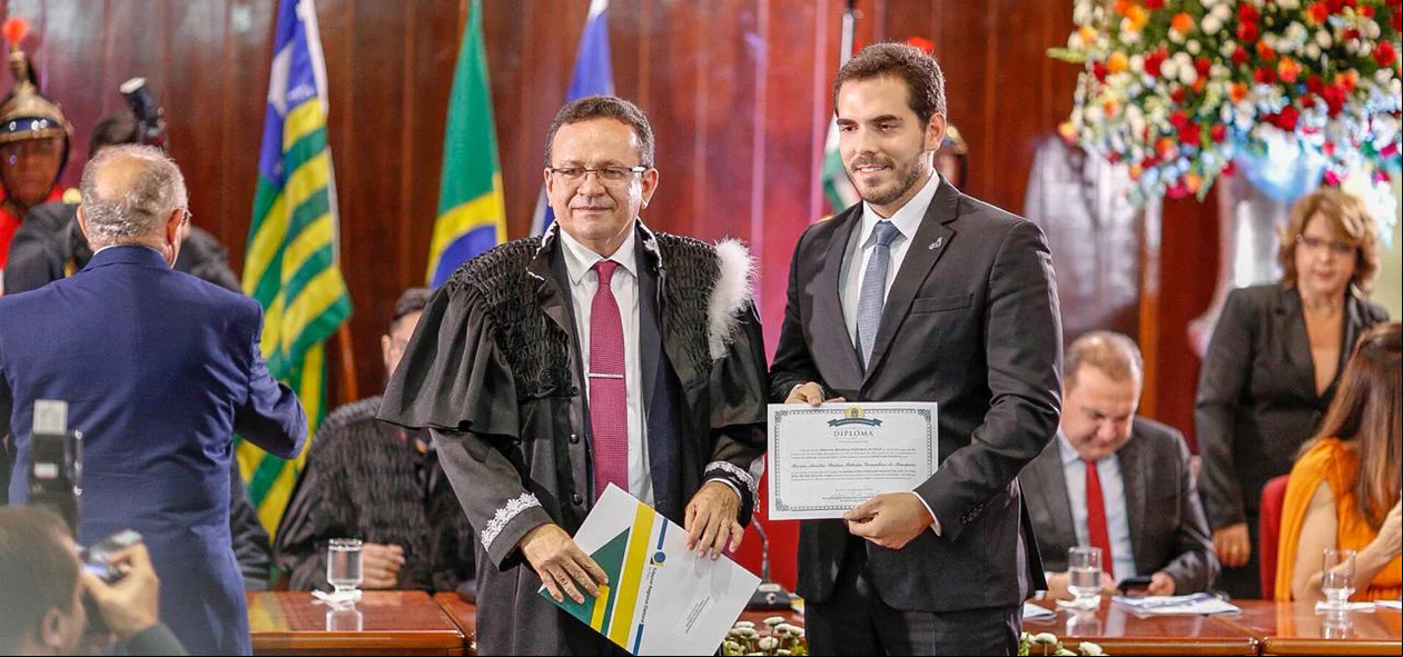 Marcos Aurélio sendo diplomado