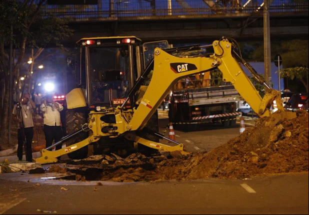 Cratera se abre na Avenida Maranhão
