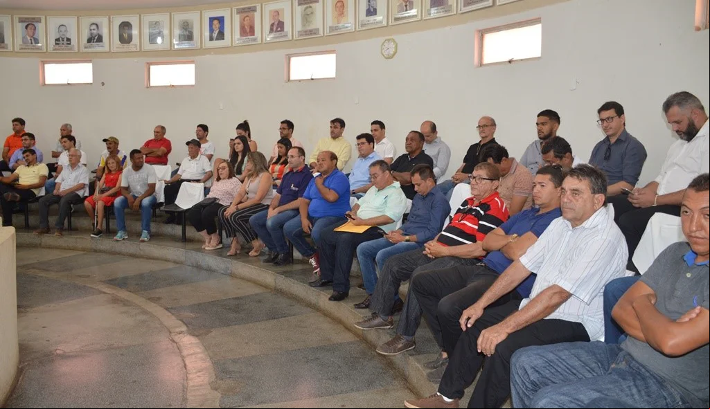 Público acompanha a sessão solene