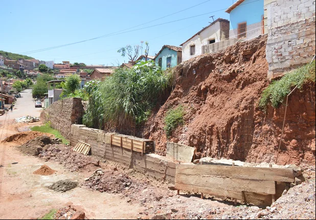 Padre Walmir retoma obra de paredão em Picos