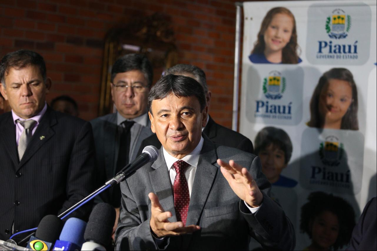 Governador Wellington Dias discursa