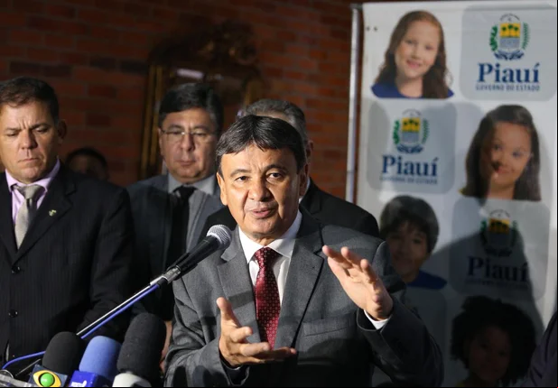 Governador Wellington Dias discursa