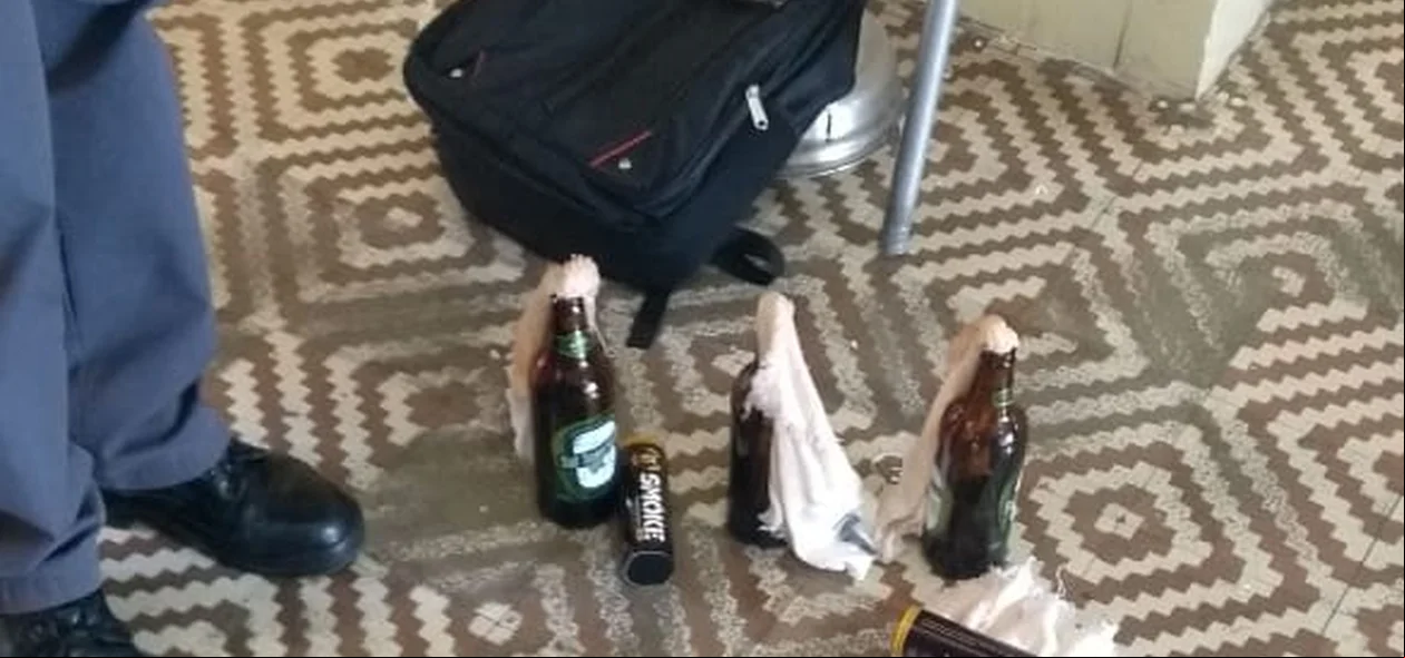 Garrafas que aparentam ser coquetéis molotov deixadas dentro da escola em que o massacre ocorreu