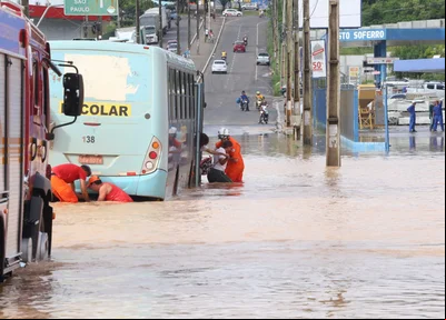 Ônibus com 40 crianças fica ilhado na Avenida Joaquim Nelson