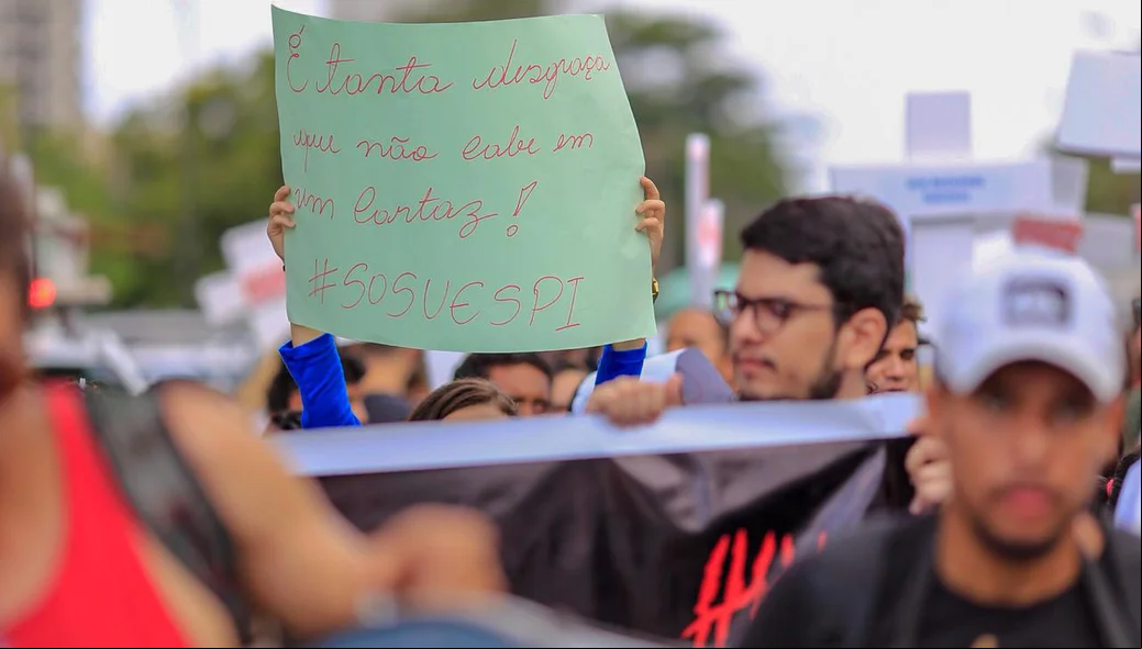 Alunos em apoio a greve.