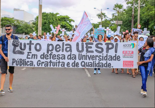 Professores e alunos em manifestação na Alepi.
