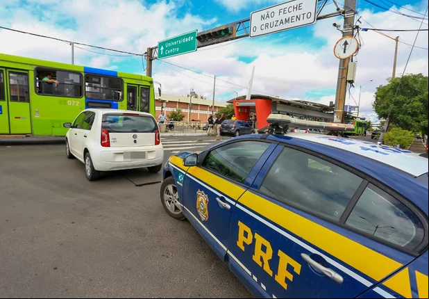 Colisão entre carros na Avenida João XXIII