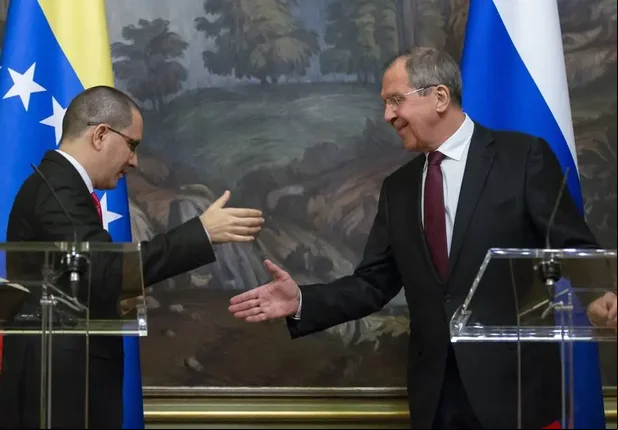 O ministro das Relações Exteriores da Venezuela, Jorge Arreaza, é recebido pelo chanceler russo, Serguei Lavrov