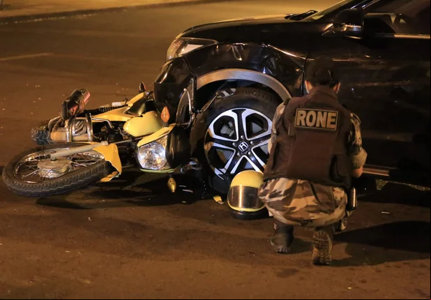Colisão entre carro e moto acaba em confusão em Teresina