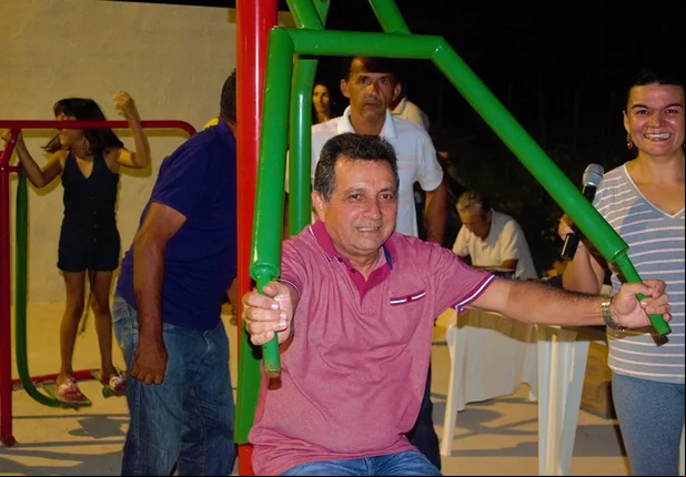 Prefeito Genival Bezerra inaugura academia ao ar livre em Joaquim Pires