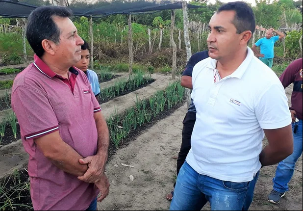 Prefeito Genival Bezerra visita horta comunitária na zona rural