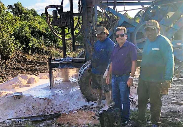 Prefeito Genival Bezerra visita obra de perfuração de poço