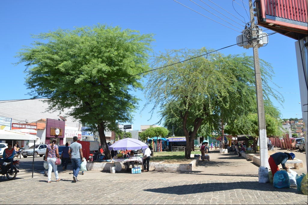 Praça Josino Ferreira antes da reforma ocupada por ambulantes