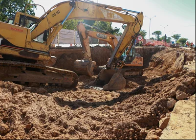 Trabalhadores em obra na Avenida João XXIII