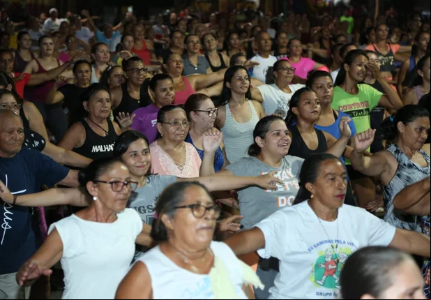Aula de zumba atrai multidão na cidade de Altos