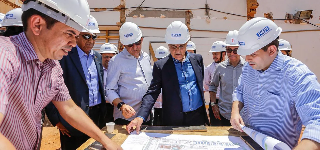 Robson Braga analisando a planta da obra 