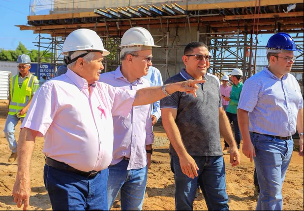 Elmano e Firmino visitam obras do Viaduto do Mercado do Peixe