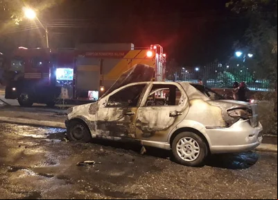 Veículo pegou fogo na Rua Coelho Rodrigues
