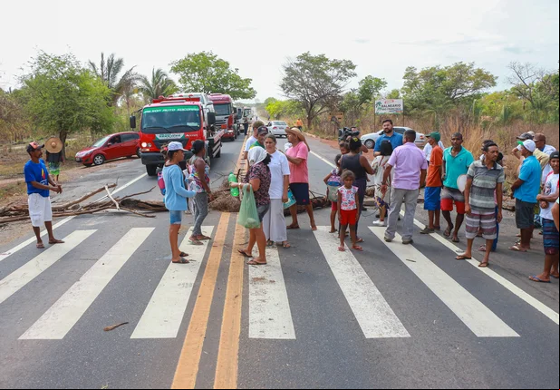Manifestantes interditam BR 316 contra falta de água 