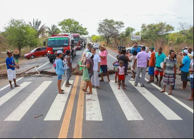 Manifestantes ocuparam os dois sentidos da via