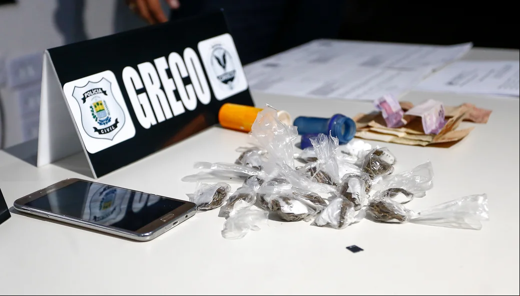 Polícia apreendeu maconha, cocaína e dinheiro com os acusados 