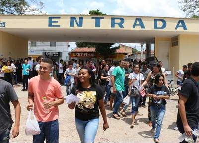 Estudantes chegando nos seus locais de prova