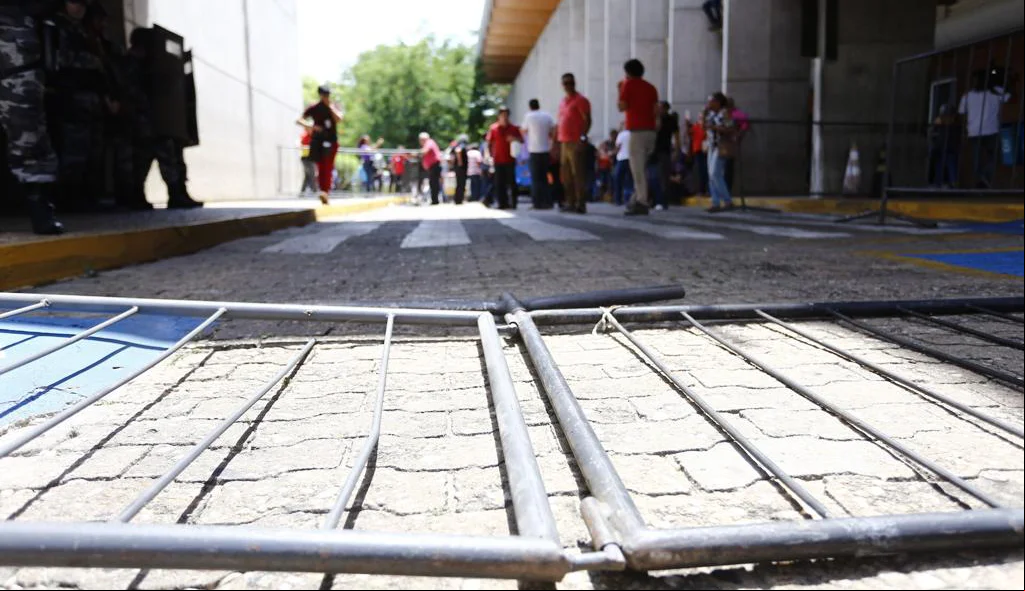 Grades derrubadas durante manifestação na Alepi