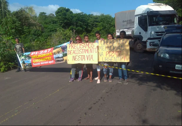 Protestantes na PI-247 em Ribeiro Gonçalves