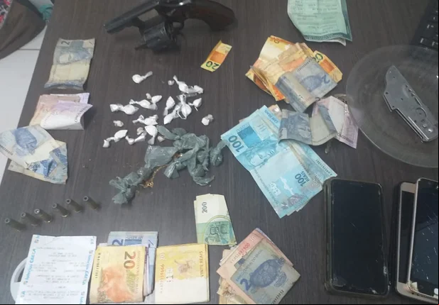 Material encontrado pelos policiais do DENARC