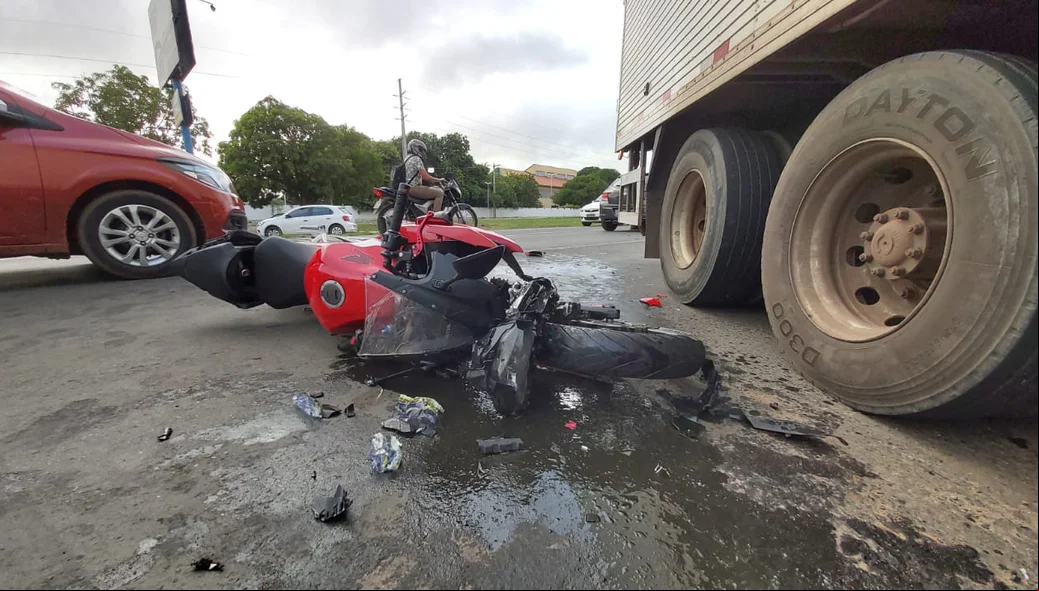 Motocicleta colidiu no caminhão