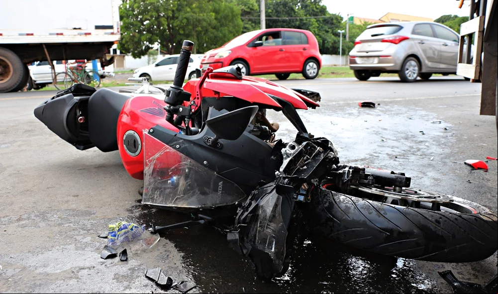 Motocicleta ficou parcialmente destruída após o impacto