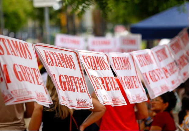 Professores fazem protesto na Câmara de Teresina