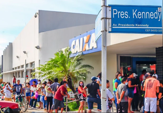 População aglomerada na Caixa da Av. Presidente Kennedy