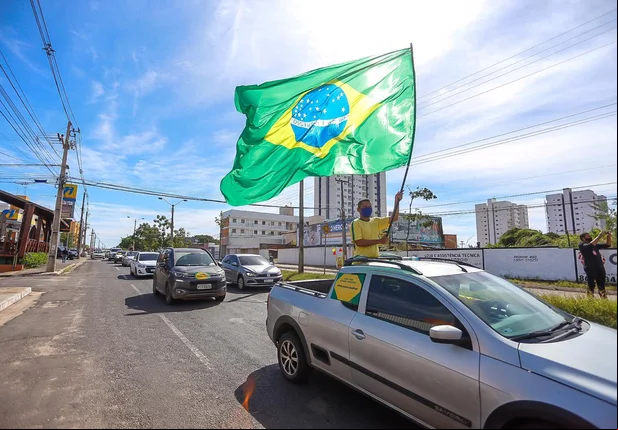 Empresários realizam carreata em defesa da reabertura do comércio
