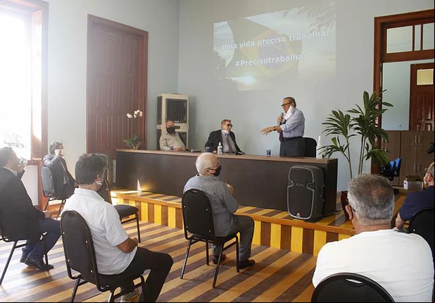 Mão Santa se reuniu com Valdeci Cavalcante e grupo de empresários