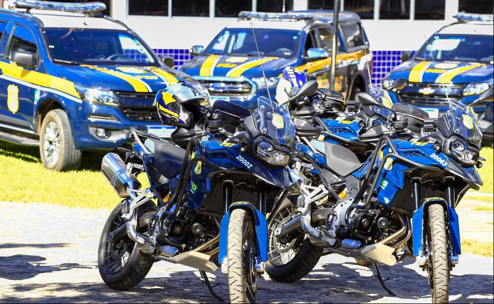Motos e carros da PRF