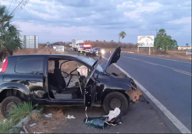 Veículo ficou com a lateral destruída após colisão na BR 343 em Campo Maior