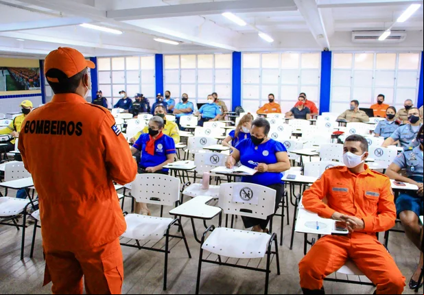 Tenente Raphaello Carvalho ministrando a palestra 