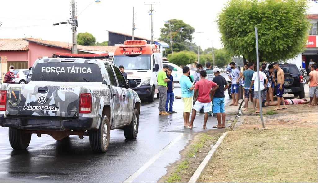 Muitos curiosos acompanharam a ação da PM