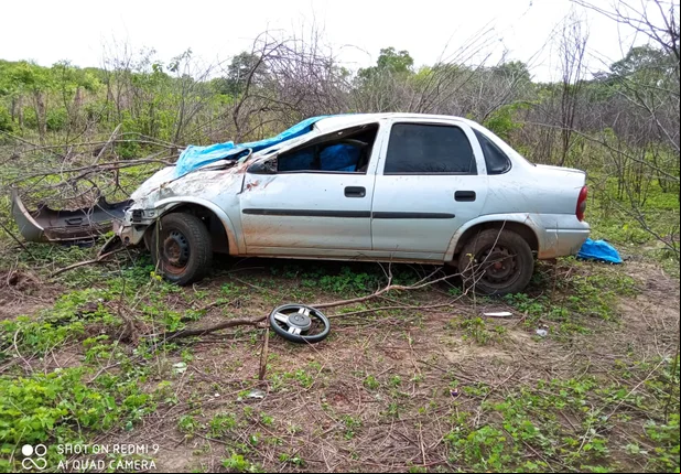 Veículo ficou destruído na parte frontal depois de capotar