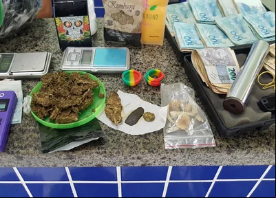 Drogas e material apreendidos